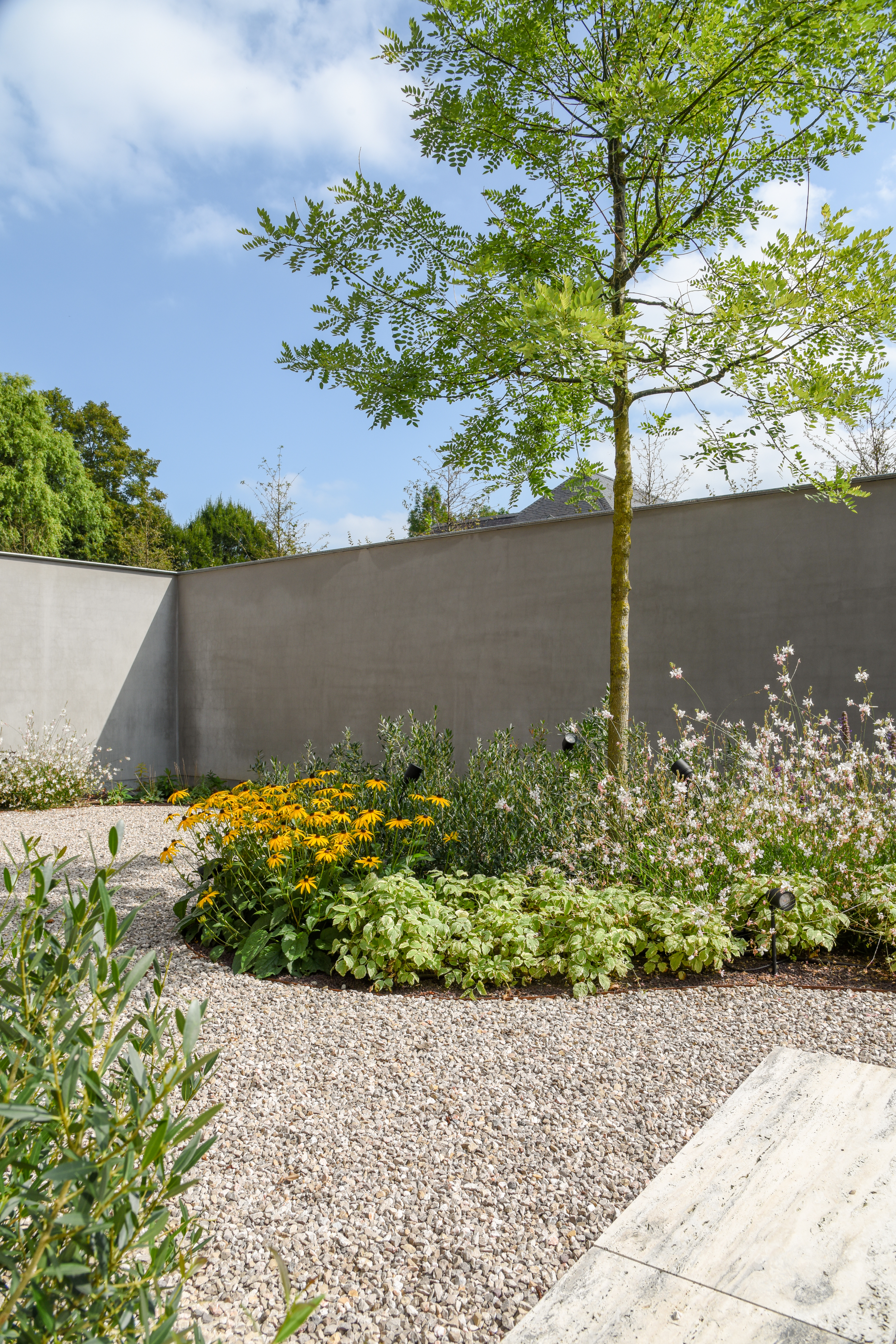 Verticale projectfoto van een aangelegde tuin door Fine Gardens